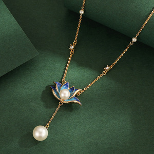 Collana con Pendente a Fiore di Loto Blu Smaltato e Perle, Gioiello Floreale Scintillante per Donne - Product Image 2
