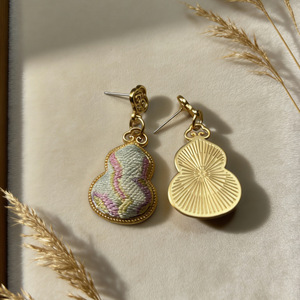 Boucles d'oreilles en forme de gourde en brocart Song, un nouveau style chinois, boucles d'oreilles nuageux porte-bonheur, symboles de prospérité et de bonheur, adaptées à la Chine. - Product Image 3