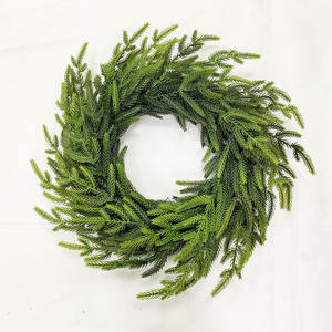 Corona de pino de Norfolk Real Touch de 20 pulgadas para decoración navideña, guirnalda navideña de <span class=keywords><strong>Araucaria</strong></span>, corona navideña de ratán, superventas - Product Image 1