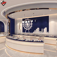 Vitrines élégantes pour bijoux en or bleu, comptoirs de vente au détail blancs avec dessus en verre incurvé et linéaire pour les boutiques
