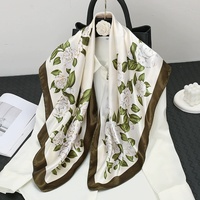 Hijab en satin de soie imprimé léopard personnalisé, 90 cm carré, foulard de mode pour femmes avec logo personnalisé