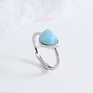Anillo de Plata de Ley con Larimar de Ensueño, Lleva una Pieza del Mar Tropical en tu Dedo - Product Image 1