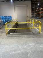 Plateforme industrielle en aluminium avec garde-corps pour l'accès aux machines et la sécurité des opérateurs, dotée d'un support structurel stable