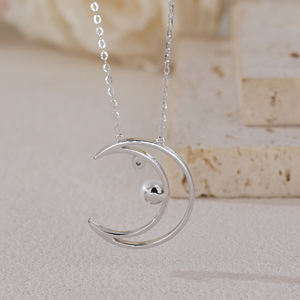 Colgante Cristiano de Alta Calidad, Personalizado, de Lujo, con Forma de Luna, en Oro Blanco Sólido de 18K, con Diamante Natural y Perla de Agua Dulce, Certificado por GIA - Product Image 4