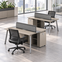 Poste de travail modulaire moderne pour employés avec écran de confidentialité, armoire de rangement, étagères ouvertes et pieds en métal pour bureaux ouverts