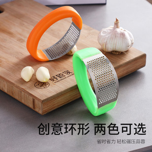 Prensa de ajo manual de acero inoxidable de grado alimenticio para uso en la cocina - Product Image 2