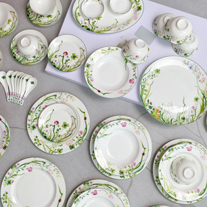 Lot de 41 pièces de vaisselle de luxe en porcelaine fine de style européen et assiettes de présentation en porcelaine pour la maison - Product Image 3