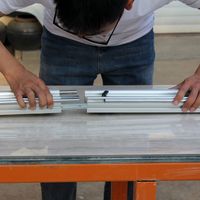 Scie à découper la pierre à eau Raizi autopropulsée à guide de rail à 45 degrés, machine à découper la pierre pour carrelage en céramique en porcelaine