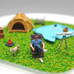 Figurine miniature imprimée en 3D à l'échelle 1:64 IOTA, modèle de jouet en résine plastique personnalisé, homme assis sur une chaise de camping, état neuf, dessin animé - Product Image 1