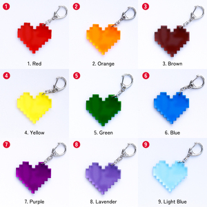 Llavero de acrílico transparente con diseño minimalista de corazón de píxeles, ecológico, para deportes y como adorno para bolso. - Product Image 2
