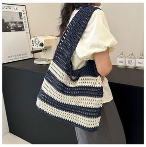 Sac fourre-tout tissé à la main élégant pour femme, idéal pour les vacances à la plage, sac à bandoulière tricoté ajouré rayé - Product Image 4