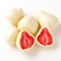 Chinese snoepjes, exotische snacks, zoetwaren, matcha-melkchocolade bedekte aardbeien, gevriesdroogd fruit, snoepgoed