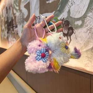 HECION Porte-clés Poney Assis en Peluche Mignon Style INS, Adorable Poupée Cheval en Peluche pour Décoration de Sac à Dos - Product Image 5