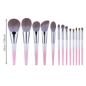 Brosse à barbe à poils blancs de style cosmétique japonais de Yiwu, manche gris pour hommes, ensemble de pinceaux de maquillage mignons, emballage en boîte - Product Image 2