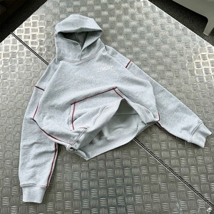 Ensemble survêtement jogging 2 pièces personnalisé avec pantalon de survêtement baggy à jambe droite et sweat à capuche à surpiqûres contrastantes rouges, Fabricant de survêtements - Product Image 2