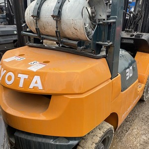 Chariot élévateur d'occasion de 3 tonnes, à essence, avec mât à deux étages et fourches de 1070 mm, à vendre - Product Image 3