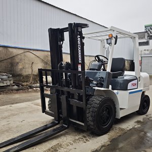 Montacargas Diésel Usado TCM FD50 de 5 Toneladas con Mástil de Dos Etapas, Desplazador Lateral Hidráulico y Neumáticos Sólidos para una Operación Segura y Estable - Product Image 4