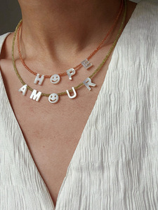 Collar Personalizado de Verano con Nombre de Perlas, Abalorios de Cristal y Letra de Concha Estética - Product Image 3