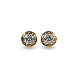 Orecchini a lobo classici in oro giallo con diamante rotondo taglio brillante incastonato a castone per l'uso quotidiano da donna E2500 - Product Image 1