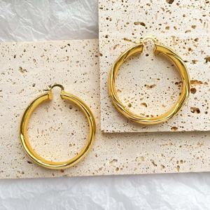 Pendientes de Aro Grandes, Geométricos, Únicos, de Lujo, Chapados en Oro de 18k para Mujer - Product Image 3