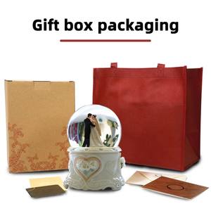 3D sfera di neve artigianale in resina personalizzata modello di coppia di sposini scultura scena di nozze arte Display <span class=keywords><strong>da</strong></span> tavolo ornamenti Souvenir romantico - Product Image 6