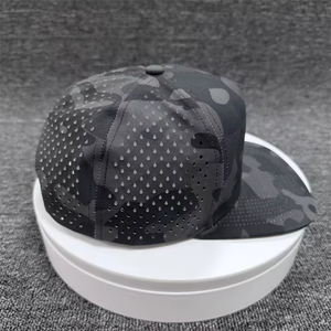Casquette de baseball personnalisée à 5 panneaux en PVC caoutchouté avec logo, imperméable, perforations découpées au laser, visière plate, performance sportive, pour le golf - Product Image 4