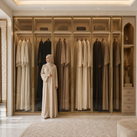 Dressing sur mesure avec cadre en aluminium couleur or champagne, porte vitrée battante, hauteur pleine du sol au plafond, pour villa