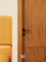 Porte coulissante intérieure en bois massif de style japonais du milieu du siècle, isolation acoustique, garantie 5 ans, pour chambre, salle de bain, villa, par DD Woodworks