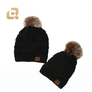 Custom made couro patch beanie cap mulheres preto malha gorro chapéus com pom pom