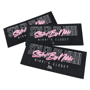 Etichetta Tessuta Termoadesiva Economica con Logo e Nome del Marchio Personalizzati per Taglie di Abbigliamento - Product Image 1