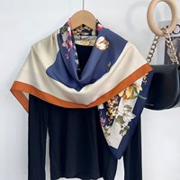 Écharpe carrée en soie à motif botanique éclatant et accrocheur - Accessoire orange et blanc dynamique