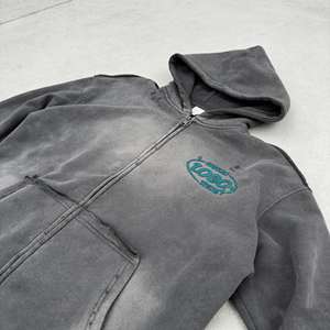 Sweat à capuche zippé pour homme, déchiré et vieilli, imprimé en relief délavé à l'acide, fil métallique, en molleton français 500G 100% coton - Product Image 1