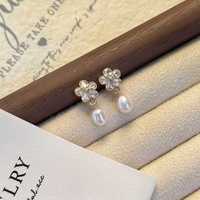 Offre spéciale exclusive Nouveau cristal de fleur à cinq feuilles et boucles d'oreilles en perle en forme de riz d'eau douce naturel de 6-7mm pour les filles