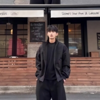 Blouson bomber noir à col montant zippé pour homme, coupe oversize, style streetwear décontracté avec poignets côtelés