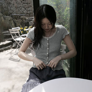 Blusa de punto dulce con cuello redondo, inserción de encaje y botones frontales, ajuste entallado, estilo calado, estilo femenino - Product Image 4