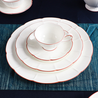 Assiettes en Porcelaine Fine P&T Minimalistes en Forme de Pétale avec Bord Corail et Tasse pour Restaurants Haut de Gamme – Vente en Gros