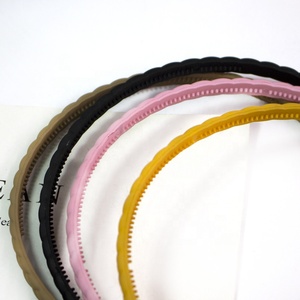 Fascia per capelli per ragazze popolari di nuovo arrivo fascia per capelli in plastica sottile con trecce colorate da 12.5cm - Product Image 3