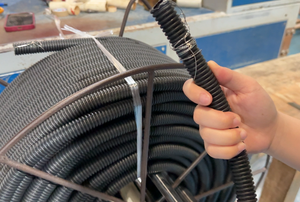 Conduit spiralé électrique flexible en PVC noir de 1/2 pouce fabriqué en PVC durable avec cordons de traction - Product Image 2