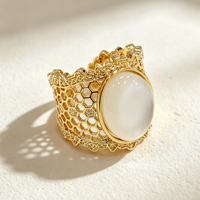 Vintage Eleganter Breiter Ring, Vergoldete Legierung, Wabenförmig Ausgehöhlt mit Harz-Cabochon, Modischer Damenring, Großhandel, Individuell Anpassbar