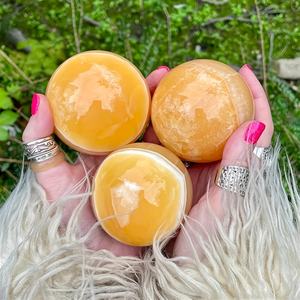 Boule de cristal de calcite orange rayée de haute qualité en gros, sphère polie, pierre précieuse de guérison naturelle pour la décoration ou un cadeau - Product Image 3