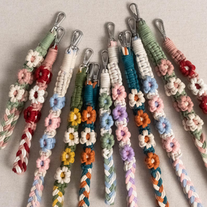 Cordon de téléphone portable tressé fait main avec motif fleur de marguerite, également utilisable comme porte-badge et bandoulière - Product Image 3