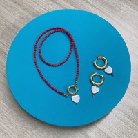 Nouveau style collier ras-du-cou court empilable en pierre naturelle rouge perlée, boucles d'oreilles et coquille de verre en forme de cœur
