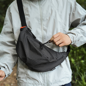 Bolso Bandolera Ligero de Poliéster Impermeable, Unisex, con Diseño de Cuadrícula, Ajustable para Cintura o Pecho, Ideal para Senderismo y Viajes al Aire Libre - Product Image 1