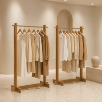 Porte-vêtements mural moderne en chêne à double tringle, poteaux carrés en bois massif, tringles en acier inoxydable doré, taille personnalisable
