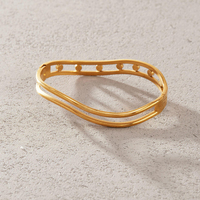 Bracelet manchette double ligne en acier inoxydable plaqué or 18 carats avec accent en strass, bijou minimaliste et élégant pour femme