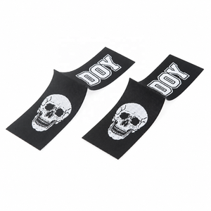Étiquettes tissées pliées au centre, personnalisées avec logo de marque, pour vêtements – Prix abordable - Product Image 1