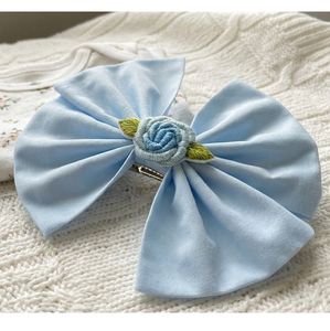 Elegante Lazo Grande de Tela Suave para Niñas, Lazo de Cinta Azul Claro con Parche Bordado de Rosa y Hoja, Accesorios para el Cabello con Clip de Cocodrilo - Product Image 1