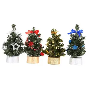 DIYクリスマスデコレーションに最適なテーブルトップ人工ミニクリスマスツリーとハンギングオーナメント