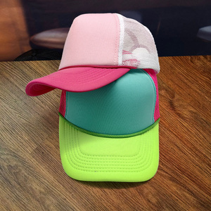 Gorra Trucker Unisex de 5 Paneles al por Mayor, Personalizable con Impresión Profesional y Logotipo Bordado, Gorra Deportiva con Frente de Espuma y Malla - Product Image 5
