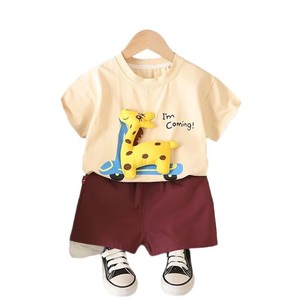Set Estivo per Bambini con T-shirt a Maniche Corte in Cotone e Pantaloncini con Motivo a Lettere - Product Image 1